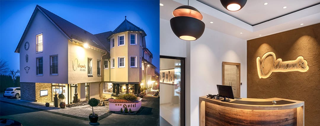 Widmanns_AnsichtKomb_1080 Außenansicht eines gemütlichen, gut beleuchteten Hotels mit einem Türmchen auf der linken Seite; Innenansicht des modernen Rezeptionsbereichs des Hotels auf der rechten Seite mit einem geschwungenen Holzschreibtisch und eleganter Beleuchtung.