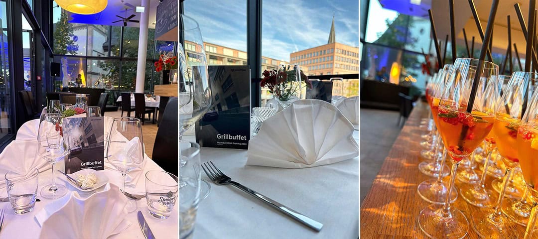 Jedermann_feier_Kombo-1080 Ein Restaurant mit einem gedeckten Tisch. Weiße Servietten und eine Grillbuffet-Karte liegen auf dem Tisch. Ein weiteres Bild zeigt eine Reihe garnierter Cocktails in Gläsern. Große Fenster geben den Blick auf eine Stadtlandschaft mit blauem Himmel frei.