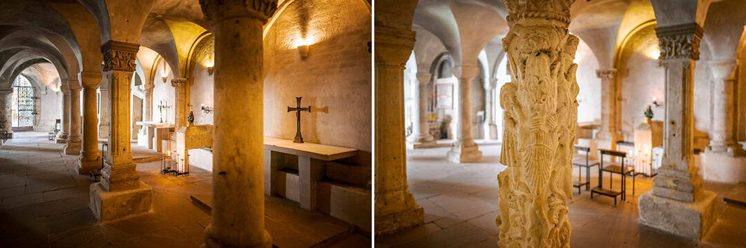 freising-mariendom-kombi_1080 Eine schwach beleuchtete, gewölbte Steinkrypta mit verzierten Säulen. Der Raum enthält einen Steinaltar mit einem Kreuz und verstreuten Kerzen, die eine friedliche und historische Atmosphäre schaffen.