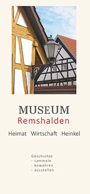 Plakat für das Museum Remshalden mit einem traditionellen Fachwerkhaus und einer Lampe. Der Text beleuchtet Themen: Heimat, Wirtschaft, Heinkel, mit Aktivitäten: Geschichte, sammeln, bewahren, ausstellen.