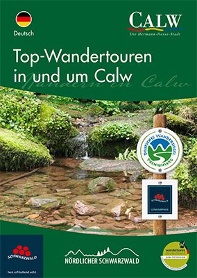 Titel_Wanderbooklet_Calw Cover einer Broschüre mit dem Titel „Top-Wandertouren in und um Calw“ mit einem malerischen Waldweg mit kleinem Wasserfall. Enthält Logos für Calw, Schwarzwald und Nördlicher Schwarzwald sowie ein deutsches Flaggensymbol zur Angabe der Sprache.