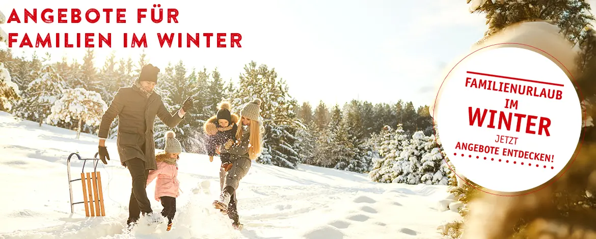 Eine Familie mit Schlitten spaziert durch einen verschneiten Wald, umgeben von Bäumen unter klarem Himmel. Eine runde Sprechblase wirbt für Winterurlaubsangebote für Familien.