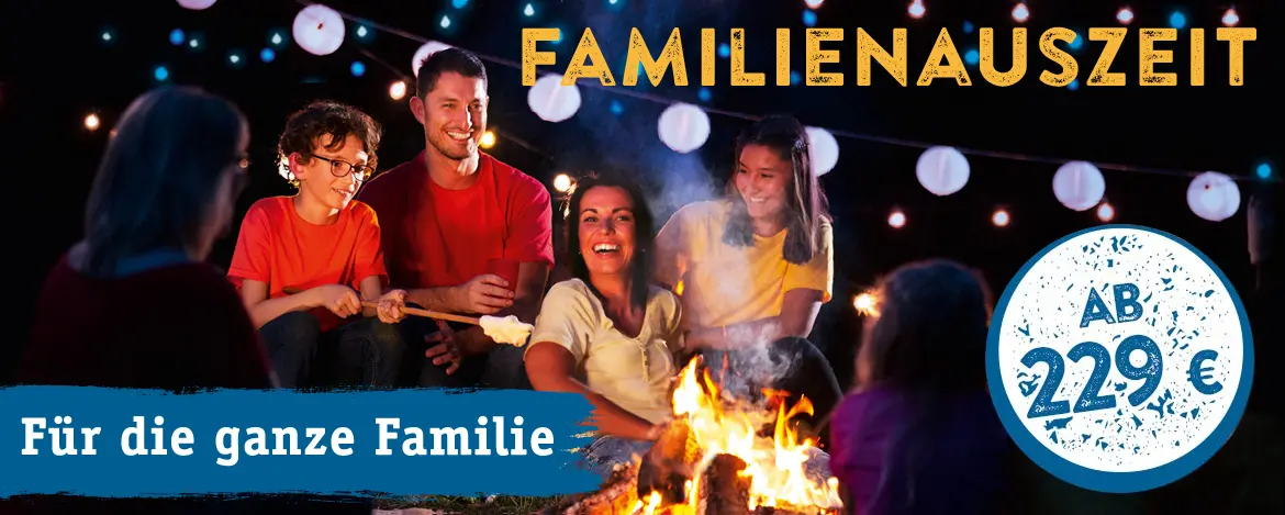 Eine Gruppe von Menschen sitzt abends lächelnd um ein Lagerfeuer und röstet Marshmallows. Im Hintergrund hängen Lichterketten. Der Text lautet „FAMILIENAUSZEIT“ und „Für die ganze Familie“. Der Preis beginnt bei 229 Euro.