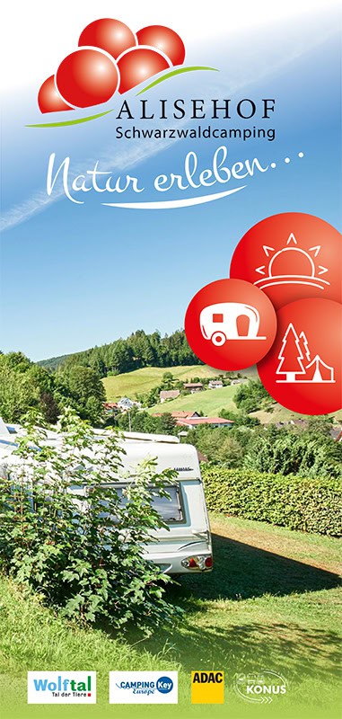 Ein malerischer Campingplatz mit üppigen grünen Hügeln und Bäumen, übersät mit roten Symbolen eines Wohnmobils, eines Baums und einer Sonne. Der Text lautet: ALISEHOF Schwarzwaldcamping, Natur erleben... Unten befinden sich Logos von Wolftal, Camping Key, ADAC und KONUS.