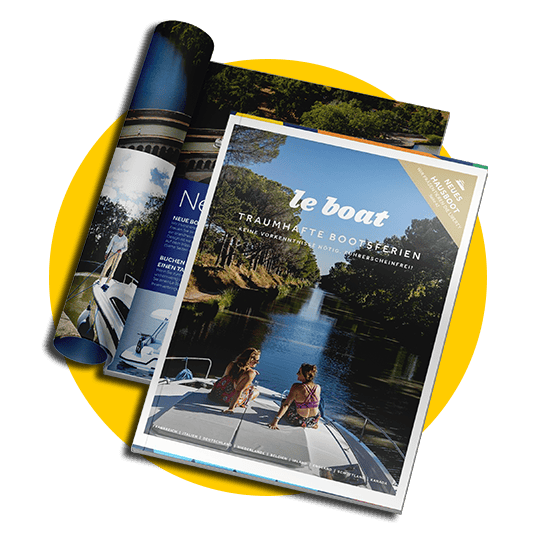 Zwei offene Broschüren, eine davon zeigt eine ruhige Flussszene mit zwei Personen auf einem Boot, umgeben von Bäumen, und trägt den Titel „Le Boat – Traumhafte Bootferien“. Der Hintergrund ist ein gelber Kreis.