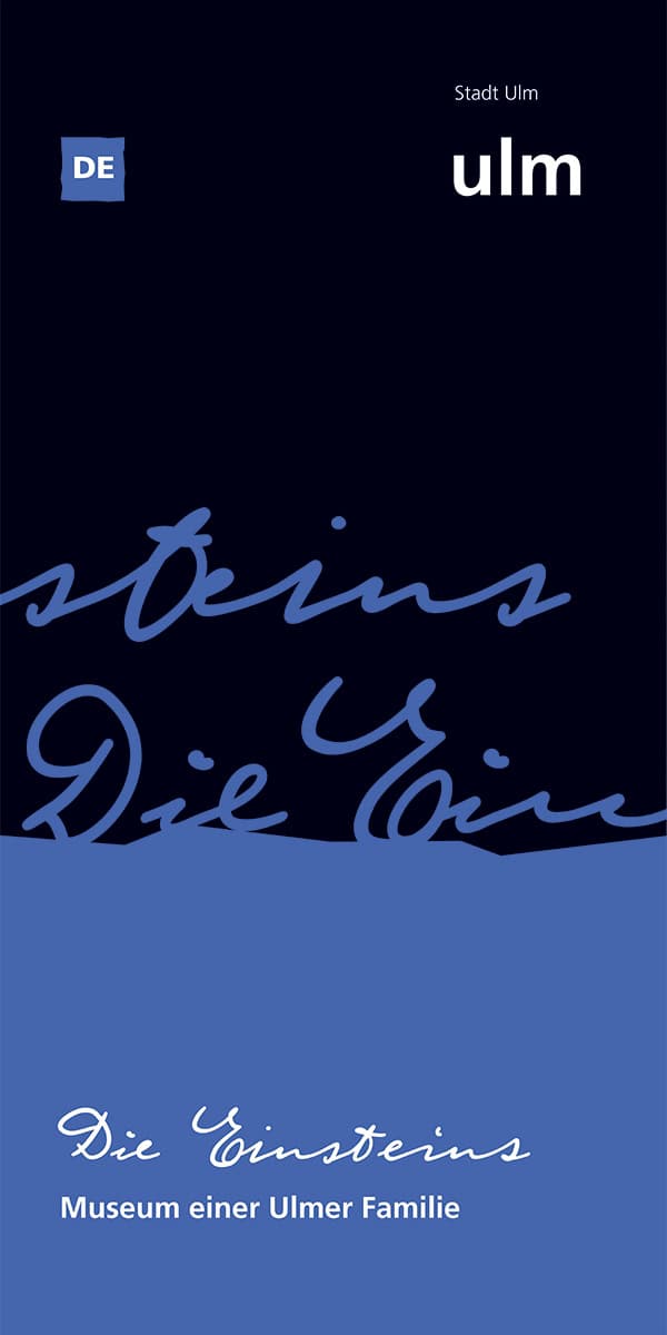 Werbeplakat für „Die Einsteins: Museum einer Ulmer Familie“ in den Farben Blau und Schwarz. Der Hintergrund ist in stilisierter Schrift gehalten und enthält den Text „Stadt Ulm“ und „ulm“.