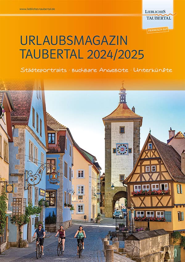 Das Cover des Urlaubsmagazins Taubertal 2024/2025 zeigt eine malerische Straßenszene mit farbenfrohen Gebäuden und einem historischen Torturm unter strahlend blauem Himmel. Der Text enthält Informationen zu Städteporträts, buchbaren Angeboten und Unterkünften.