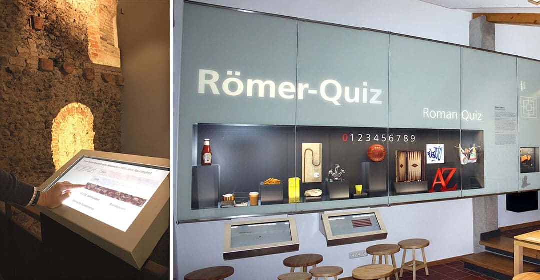 Geteiltes Bild: Links ist eine Person zu sehen, die einen Touchscreen in der Nähe einer antiken Steinmauer bedient. Rechts ist eine interaktive Quiz-Ausstellung zum Thema Römer mit Stühlen und beleuchteten Objekten hinter Glas zu sehen, die mit „Römer-Quiz“ und „Roman Quiz“ beschriftet sind.