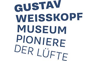 Der Text auf dem Bild lautet: GUSTAV WEISSKOPF MUSEUM PIONIERE DER LÜFTE in blauen Großbuchstaben auf weißem Hintergrund.