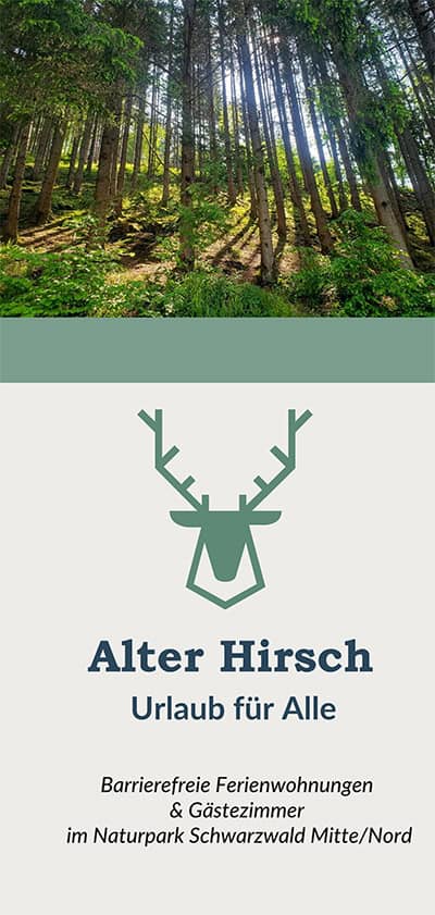 AlterHirsch_Flyer_Titel Sonnenlicht fällt durch hohe Kiefern in einem Wald. Darunter werben eine Grafik mit einem Hirschkopf und ein Text auf Deutsch für barrierefreie Ferienwohnungen und Gästezimmer im Naturpark Schwarzwald Mitte/Nord.