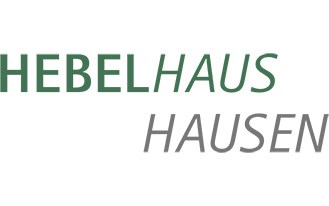 Das Bild zeigt den Text HEBELHAUS HAUSEN mit HEBEL und HAUS in Grün und HAUSEN in Grau. HEBELHAUS steht in der obersten Zeile und HAUSEN darunter.