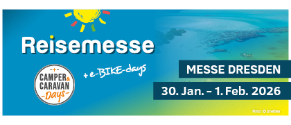 Banner für die Reisemesse mit Camper & Caravan Days und E-Bike Days, die vom 30. Januar bis 1. Februar 2026 in der Messe Dresden stattfindet. Der Hintergrund zeigt einen sonnigen blauen Himmel und eine Luftaufnahme von Wasser und Land.