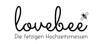 Das Logo zeigt das Wort lovebee in einer kursiven Schrift mit einer kleinen Bienenillustration über den Buchstaben ee. Darunter steht Die fetzigen Hochzeitsmessen in einer einfachen Schrift.
