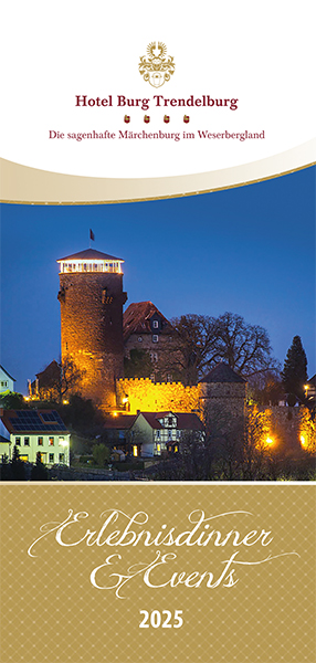 Das Titelbild einer Broschüre für das Hotel Burg Trendelburg zeigt eine beleuchtete mittelalterliche Burg in der Abenddämmerung, mit einer Überschrift über Erlebnisdinner und Veranstaltungen für 2025 und dem Wappen des Hotels am oberen Rand.