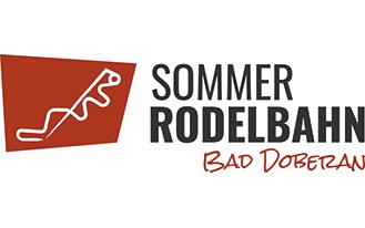Logo für die Sommerrodelbahn Bad Doberan mit einer stilisierten weißen Bahn auf rotem Hintergrund und dem Namen in fetter schwarzer und oranger Schrift auf der rechten Seite.