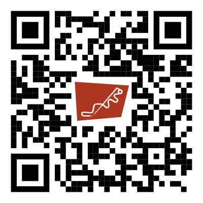 Ein schwarz-weißer QR-Code mit einer roten Form, die in der Mitte ein weißes abstraktes Linienmuster aufweist. Der QR-Code ist quadratisch mit schwarzen Ecken und steht vor einem weißen Hintergrund.