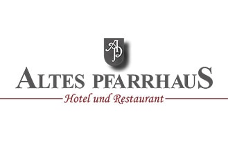 Logo für Altes Pfarrhaus Hotel und Restaurant mit einem stilisierten Schild mit den Buchstaben AP über dem Namen. Unter dem Namen steht in roter Kursivschrift Hotel und Restaurant.