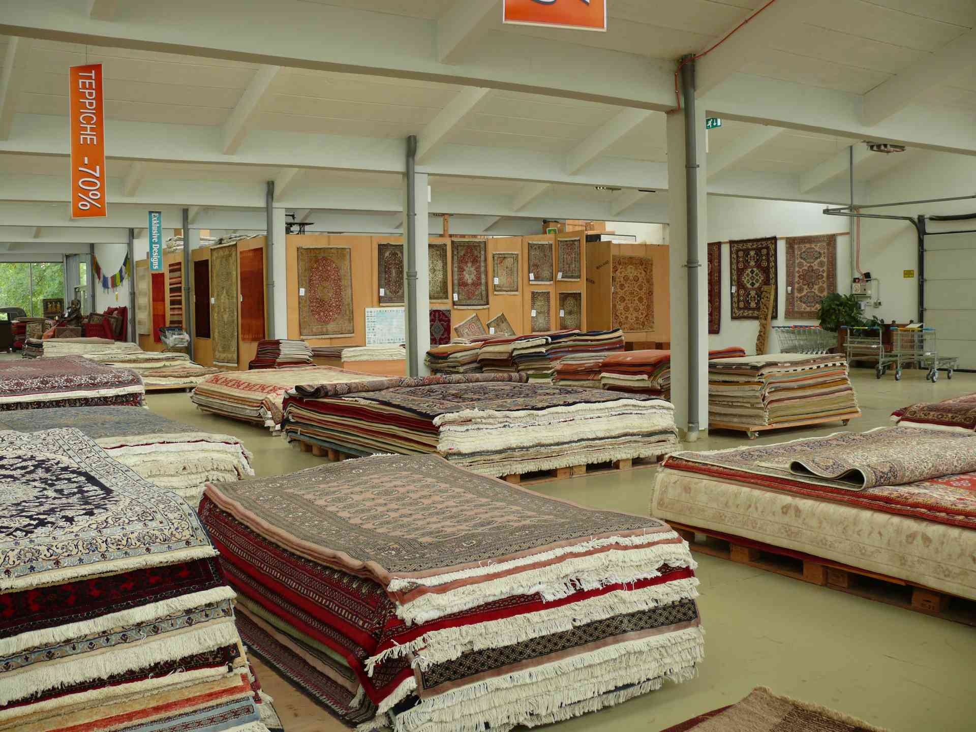 Helm u Migo Teppich­zentrum Lager