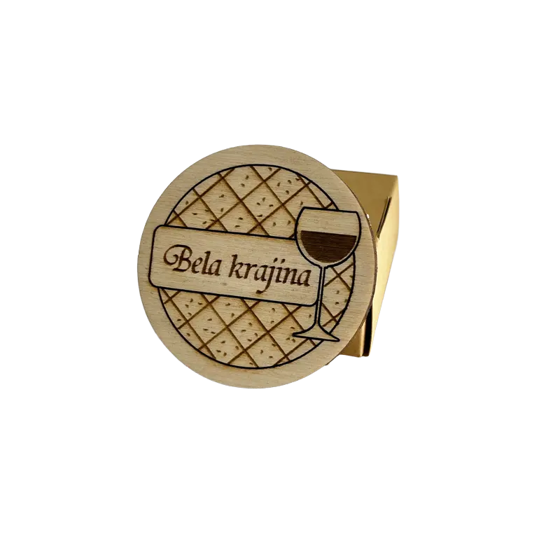 leseni graviran magnet z motivom belokranjske pogače