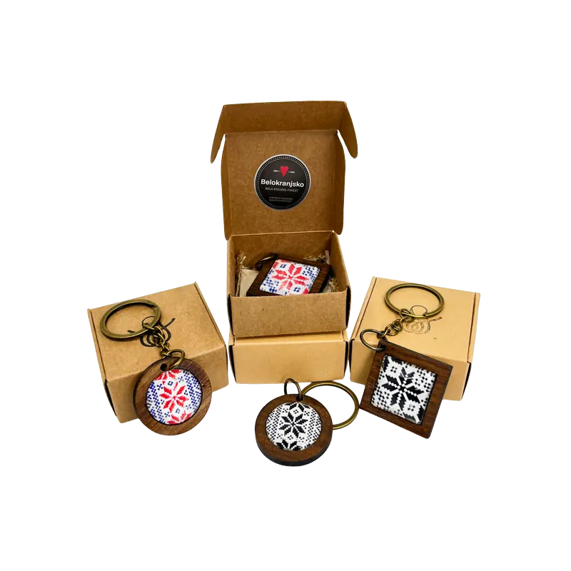 skupaj vsi obeski za ključe z belokranjskim motivom