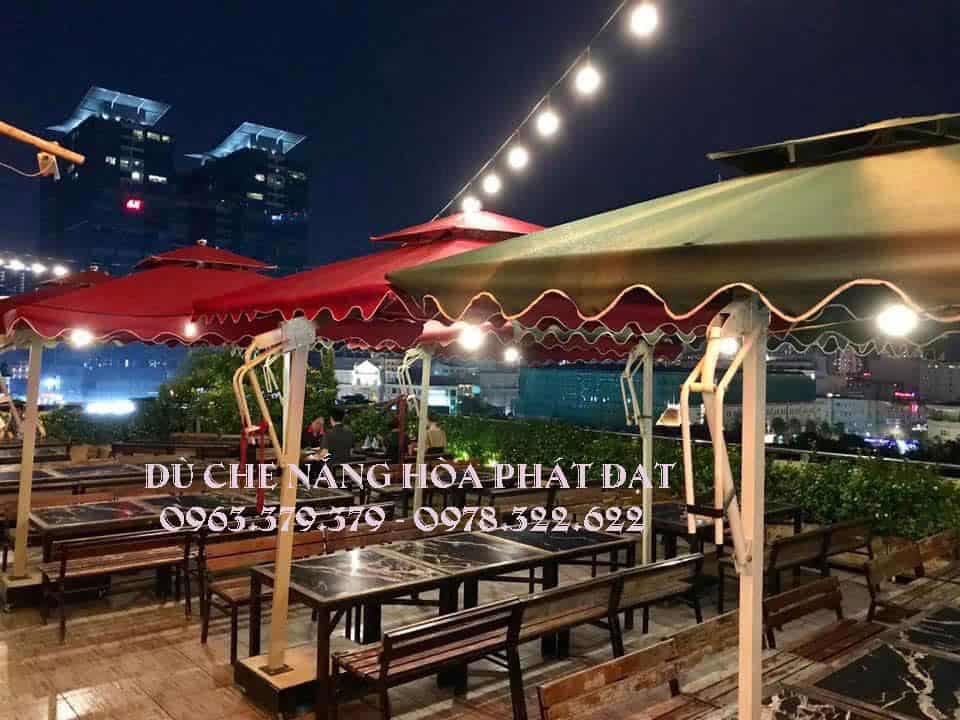 Rèm dù và đường diềm khác màu tạo nét nổi bật cho ô dù cafe