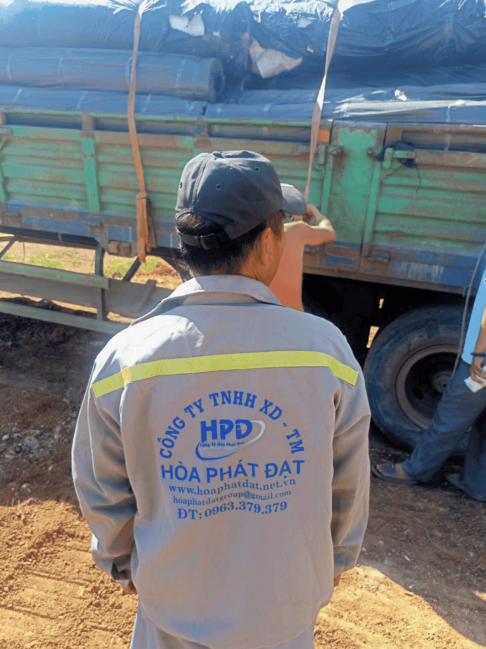 thi-cong-tra-bat-lot-ao-ho-hdpe2 thi-cong-tra-bat-lot-ao-ho-hdpe2