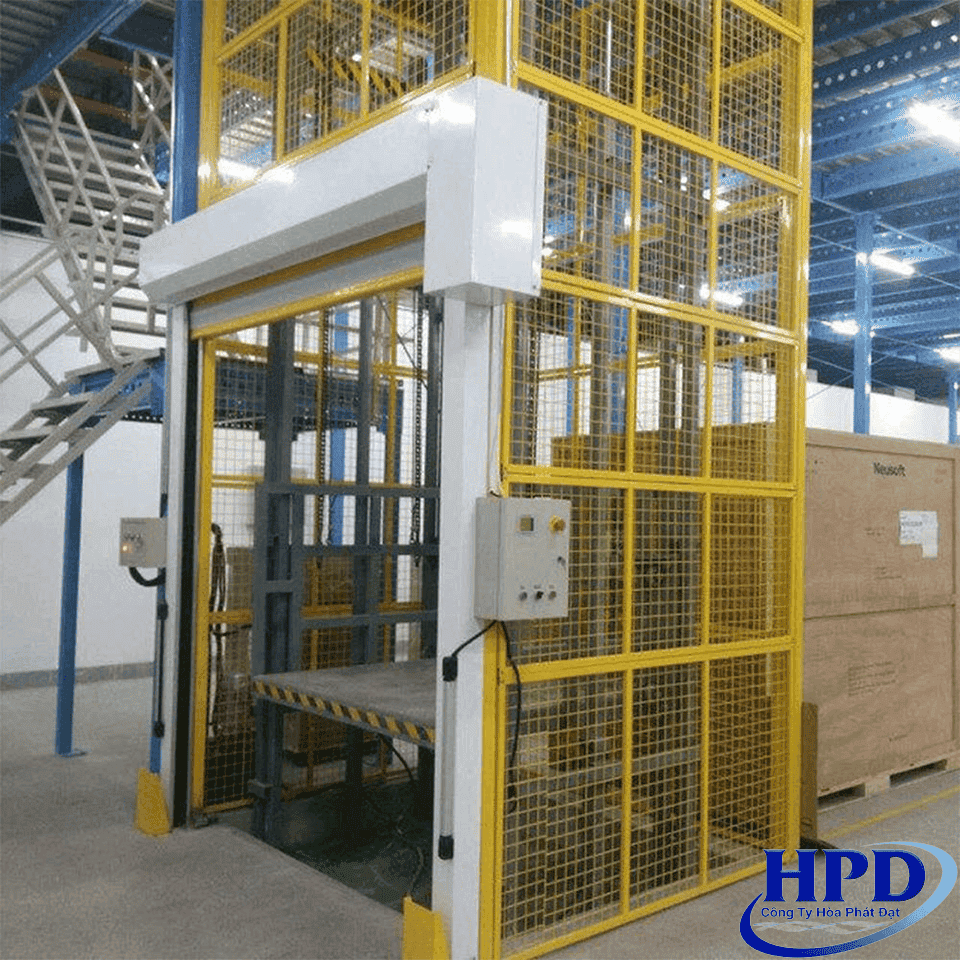 Ứng dụng thang nâng tải hàng Hòa Phát Đạt Ứng dụng thực tế của thang nâng tải hàng trong sản xuất và kho bãi