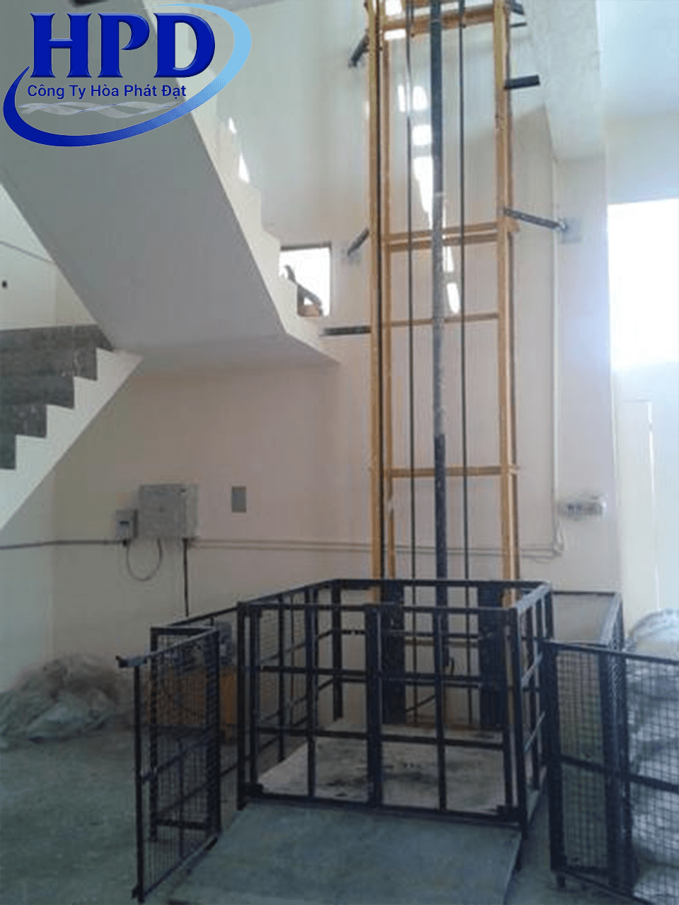 Thang nâng tải giá tốt chất lượng cao Thang nâng tải hàng tối ưu diện tích cho nhà xưởng nhỏ và kho mini
