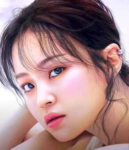 Lee Hi Drawing with Pencil