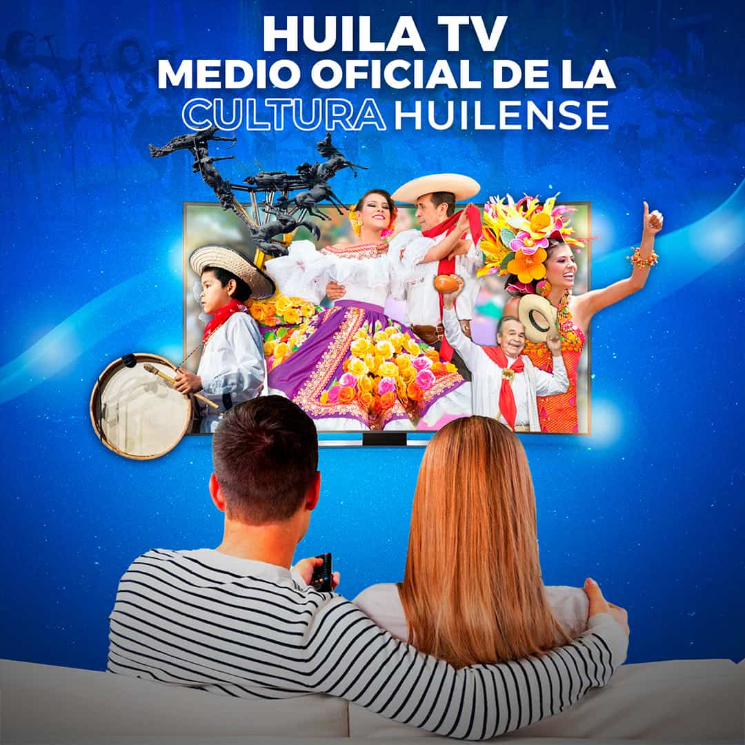 Personas viendo Huila TV en una sala, disfrutando de la cultura huilense en vivo a través de la televisión.