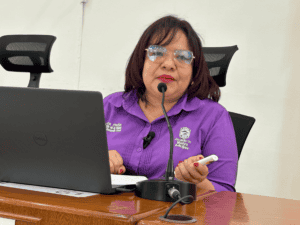 Mujer en conferencia propone cambios en el premio a la mujer virtud neivana, resaltando la importancia de reconocer y valorar el papel de las mujeres en la comunidad de Neiva.