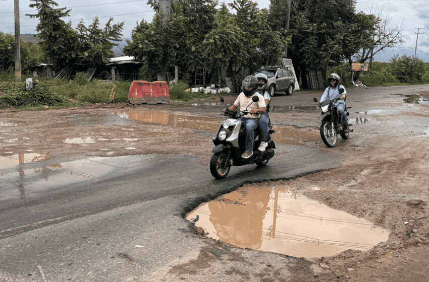 Baches y huecos en la vía Neiva-El Caguán, con agua estancada, representan riesgos para conductores y motociclistas en la región de Huila.