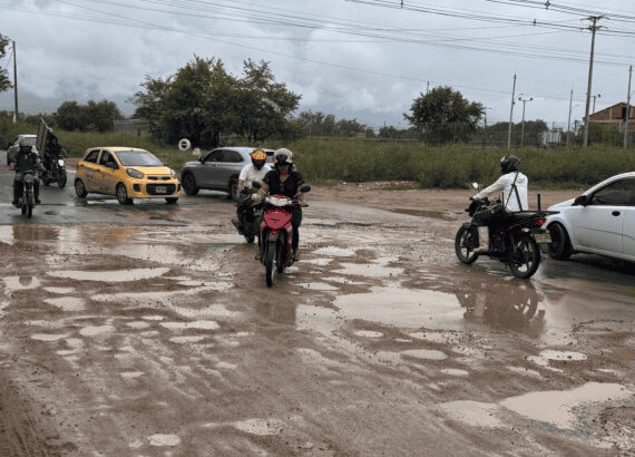 Potholes y charcos en la vía Neiva-El Caguán, poniendo en riesgo a conductores y motociclistas en un tramo con deterioro de la carretera.