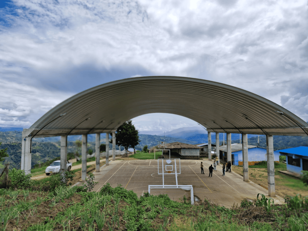Cancha deportiva cubierta en La Argentina, Huila, con infraestructura moderna y espacio para actividades recreativas y deportivas al aire libre.