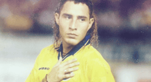 Jorge Bolaño, exjugador de la Selección Colombia, en una imagen durante su carrera futbolística, mostrando su pasión por el fútbol y su legado en el deporte colombiano.