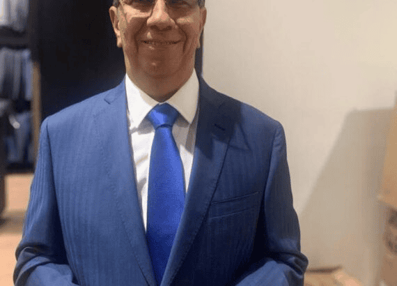 Imagen de un funcionario en traje formal en el contexto del cambio en el gabinete departamental en Huila.