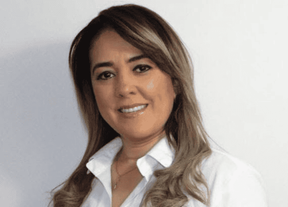 Imagen de una mujer en un entorno profesional, representando los cambios en el gabinete departamental de Huila.