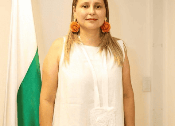 Mujer en una ceremonia oficial, representando cambios políticos en el departamento de Huila.