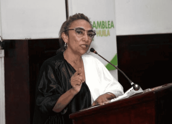 Una mujer en un acto oficial del gobierno del Huila, hablando en un podio durante una reunión del gabinete departamental, en un evento relacionado con cambios políticos en el departamento.