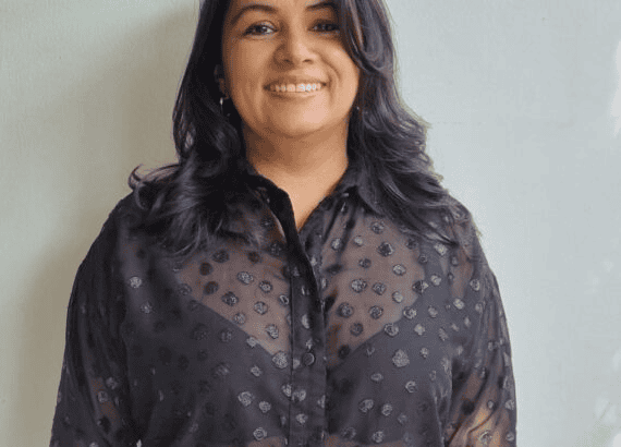 Imagen de una mujer sonriendo, relacionada con cambios en el gabinete departamental en Huila, Colombia.