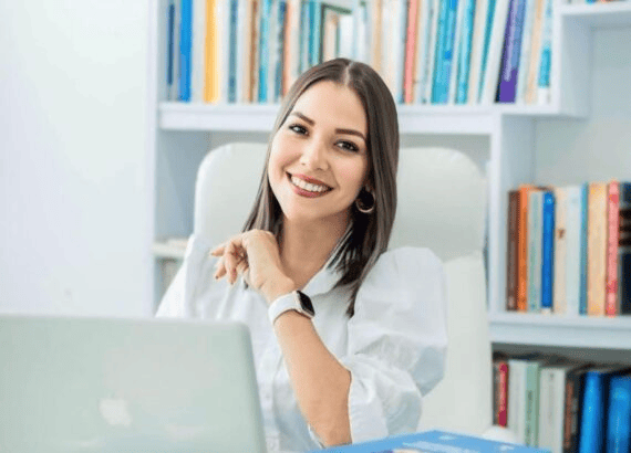 Imagen de una mujer sonriendo en una oficina, representando noticias sobre cambios en el gabinete departamental del Huila.