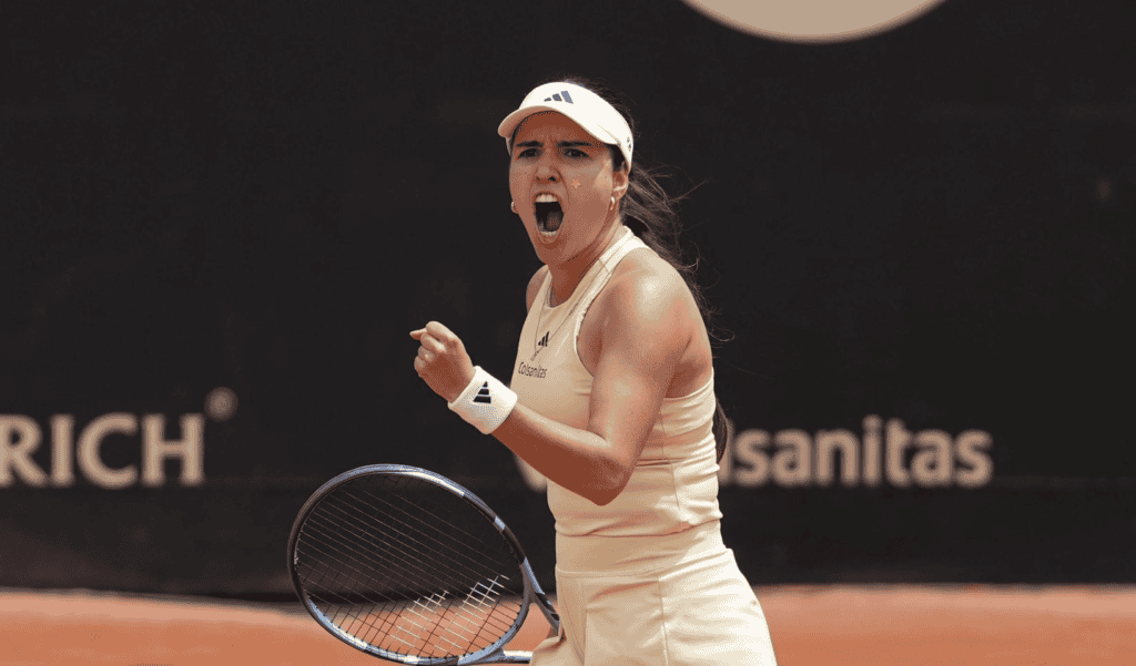 Camila Osorio, tenista colombiana, mostrando su entusiasmo y determinación tras ganar un partido en la Copa Colsanitas en Bogotá.