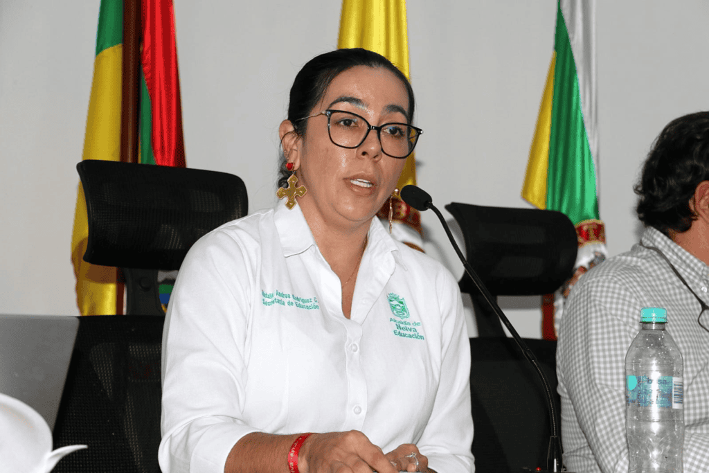 Mujer en reunión del Concejo de Neiva, discutiendo el retraso en el Programa de Alimentación Escolar (PAE) y presentando una moción de censura contra la secretaria de Educación.