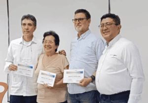 Cuatro personas en evento cultural en Neiva, entregando certificados en una noche de emociones y arte en Huila Tv.