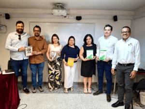 Grupo de académicos y autores en la Universidad Surcolombiana mostrando sus nuevos libros en un evento académico.