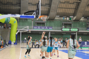 Jugadoras de los Caciques Opitas del Huila participando en un torneo en Antioquia, mostrando su talento y espíritu deportivo en un evento de gran nivel.