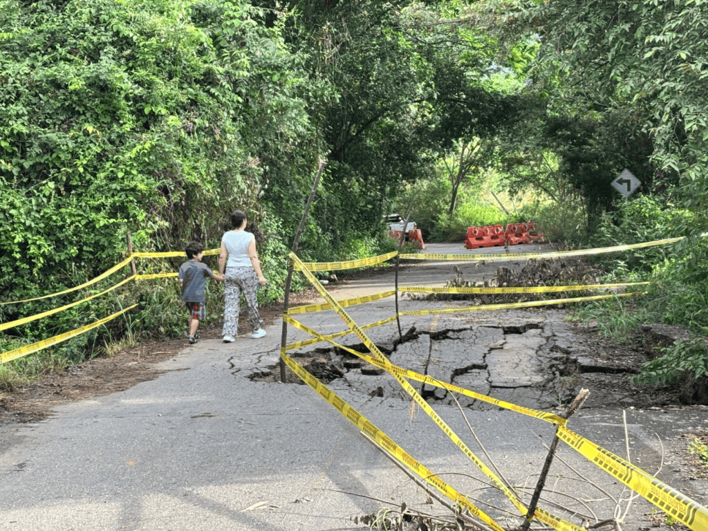 Daños en la vía en Aipe por pérdida de banca en la ruta 45, con cierre parcial y señalización de emergencia.