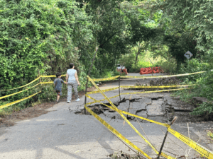 Daños en la vía en Aipe por pérdida de banca en la ruta 45, con cierre parcial y señalización de emergencia.