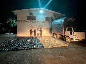 Imagen de la incautación de más de una tonelada de marihuana en el sur del Huila, con dos capturados, frente a la sede de la Policía Nacional Antinarcóticos.