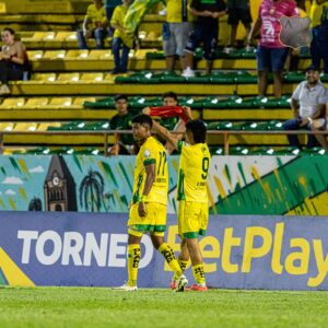 Jugadores de Atlético Huila celebran un gol durante el partido contra Patriotas en Tunja, buscando mantener el liderato en la liga colombiana.